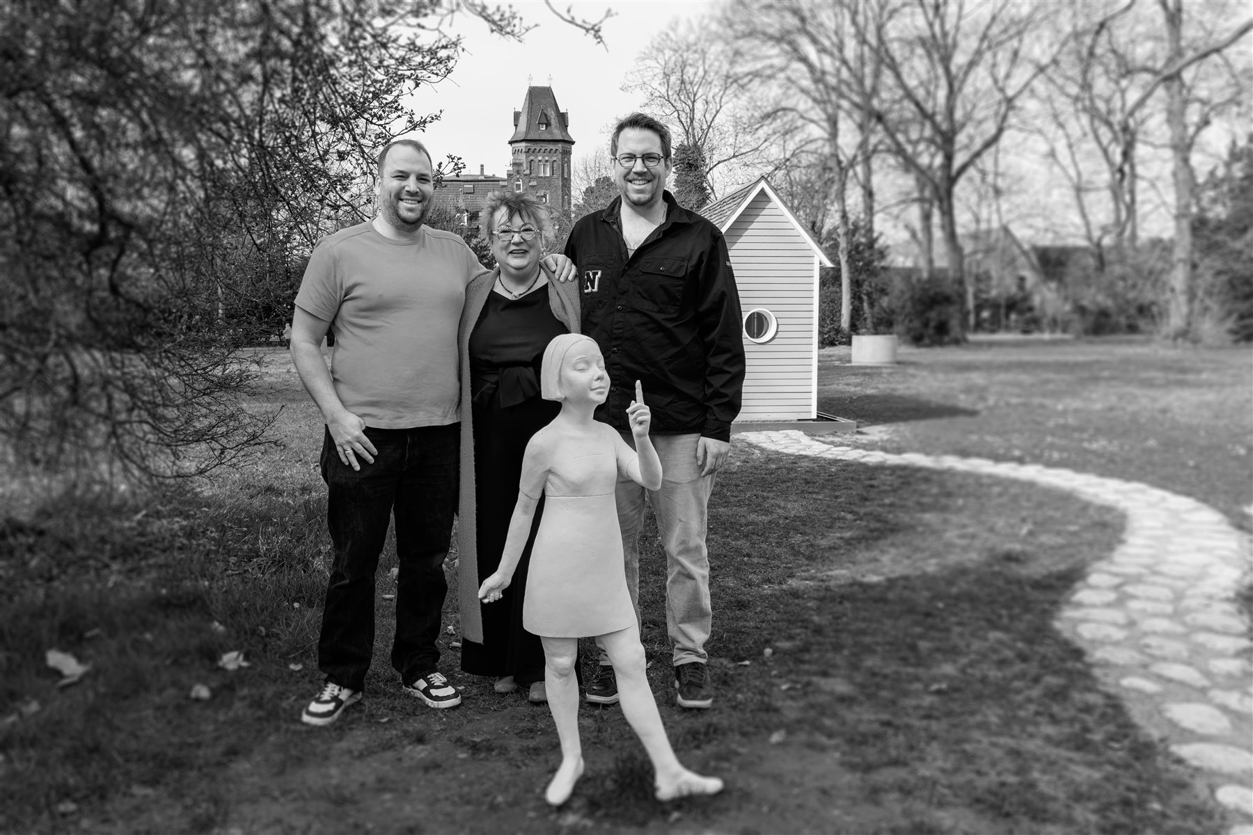 Schwarz-Weiß-Familienfoto mit drei Erwachsenen und einem Kind im Freien