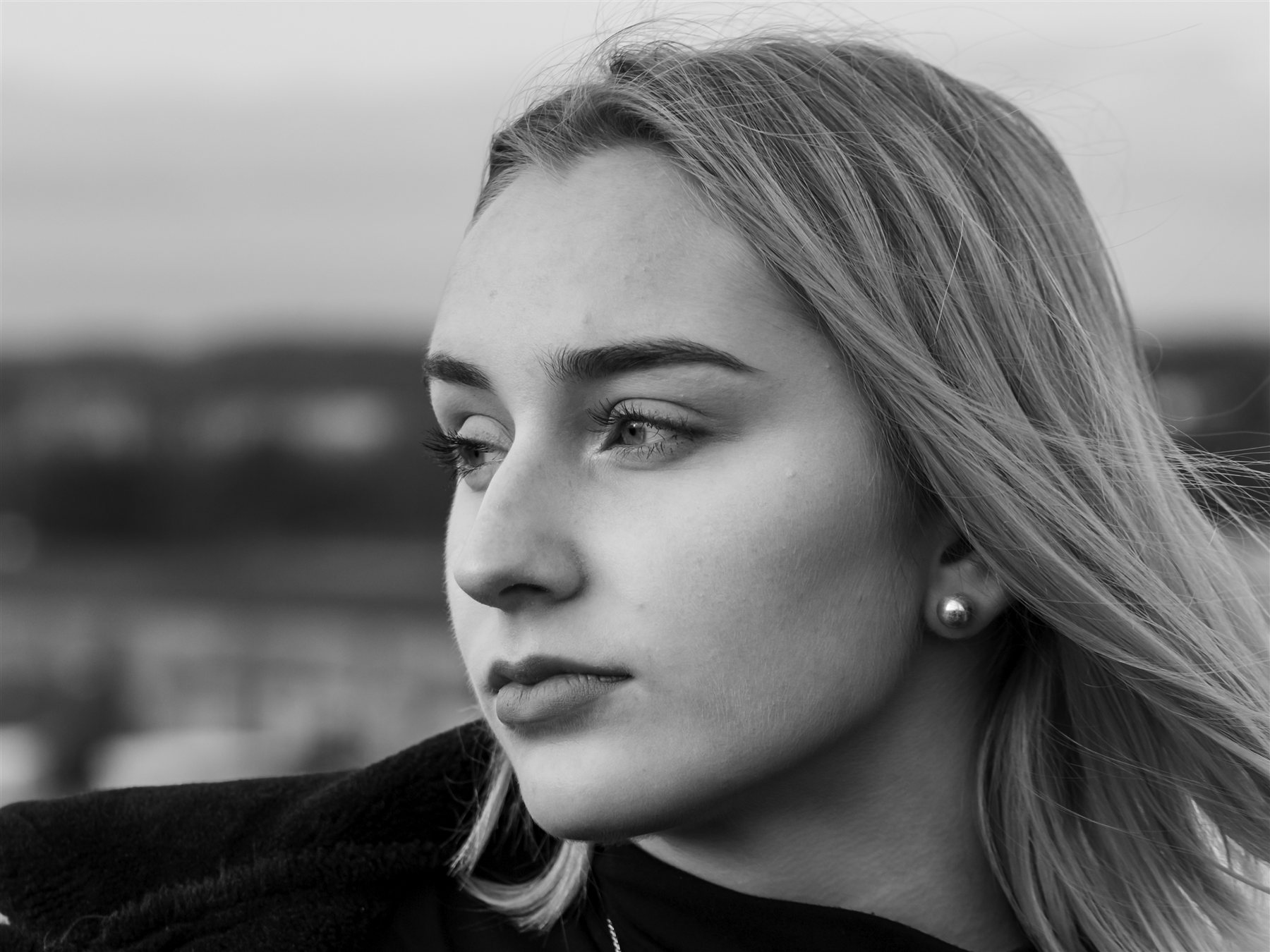 Schwarz-Weiß-Porträt einer Frau mit Blick zur Seite